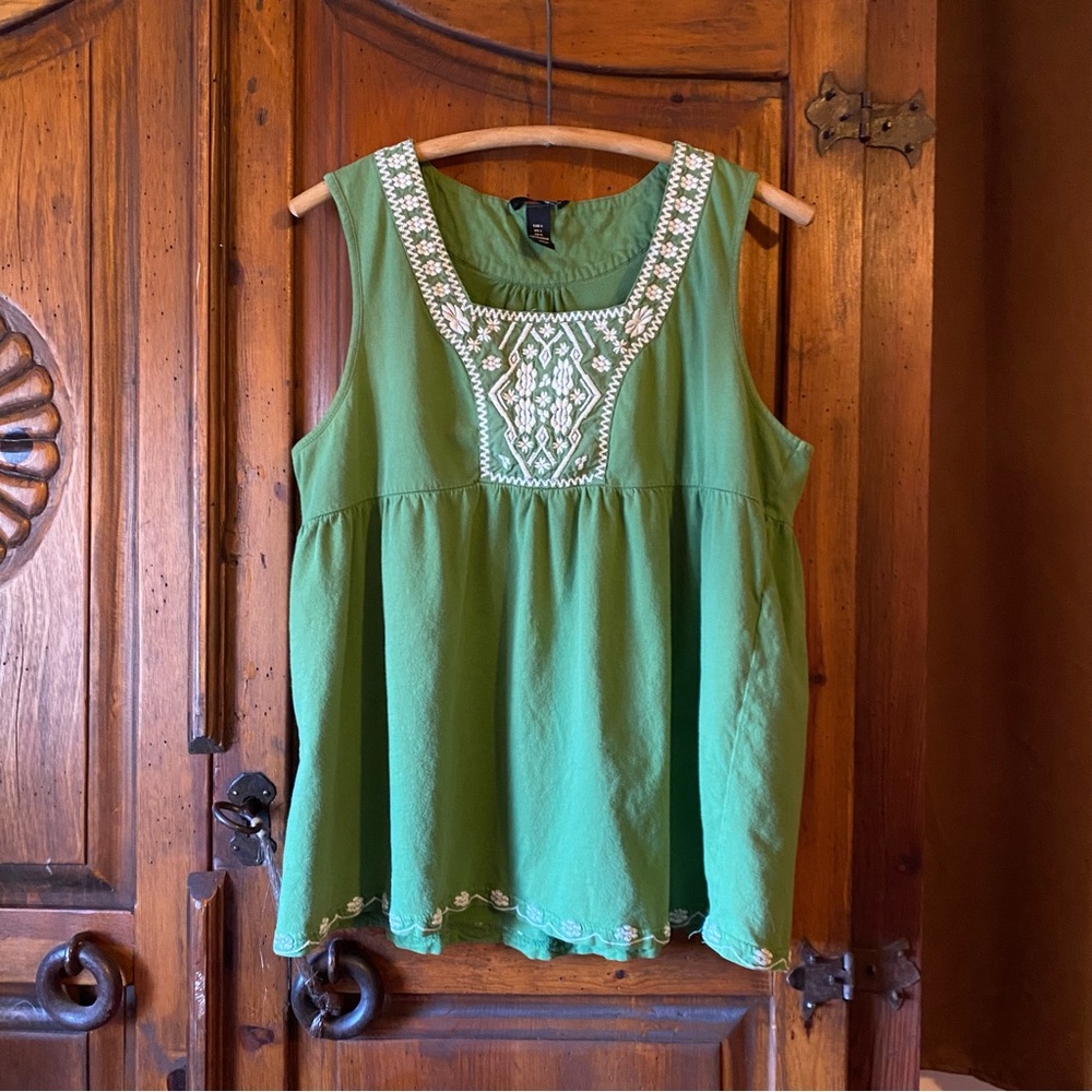 Green sleeveless babydoll tank 🌻
